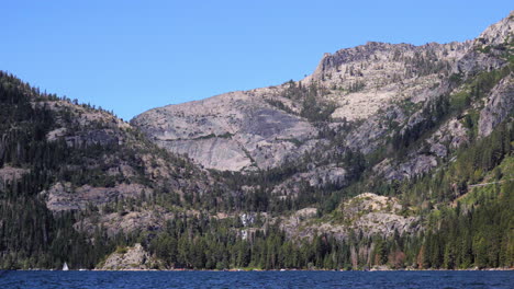 Static-view-of-Fannette-Island,-mountain-backdrop