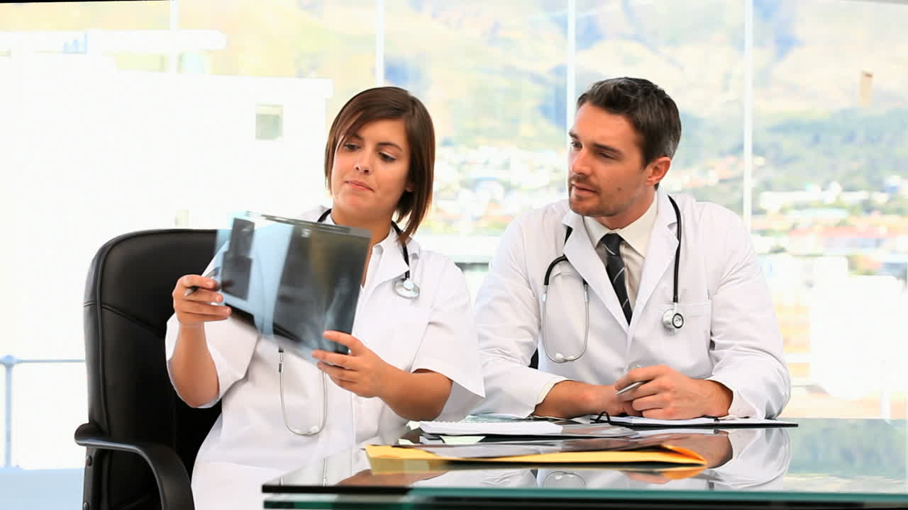 dos médicos analizando un escáner