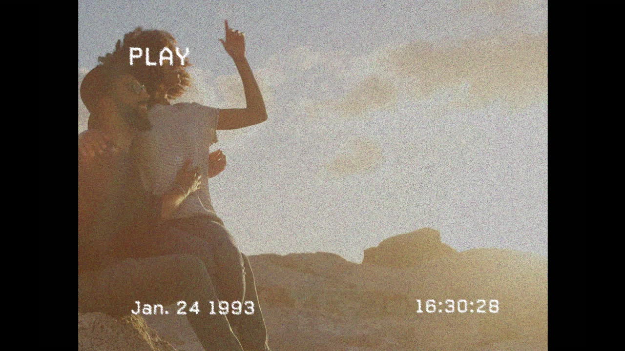 animación de interferencia sobre una pareja afroamericana en la playa