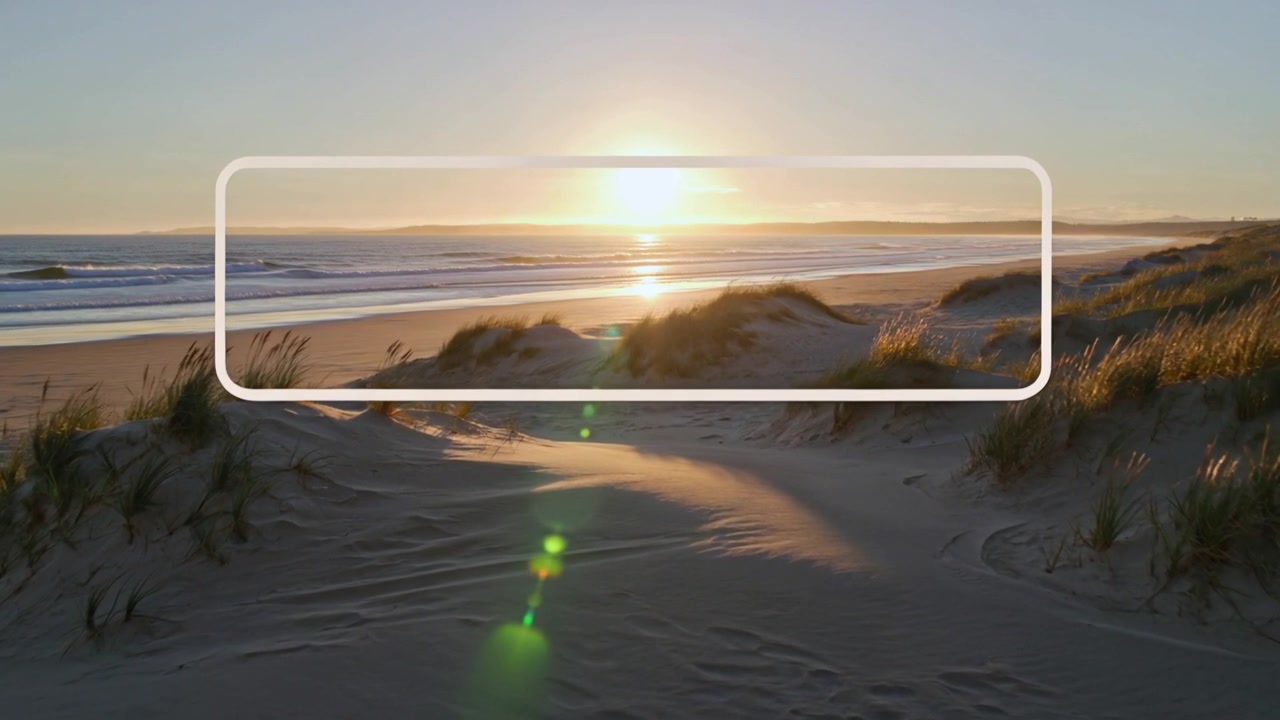 Inquadrando un sentiero tra le dune e il riflesso della sabbia in spiaggia, con una sovrapposizione che scorre al centro inquadrando l'orizzonte e le onde.