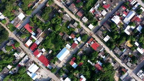 amplia vista aérea de la ciudad de oaxaca en méxico, filmada por un dron con desplazamiento de arriba hacia abajo, que muestra un área pobre y casas de chabolas