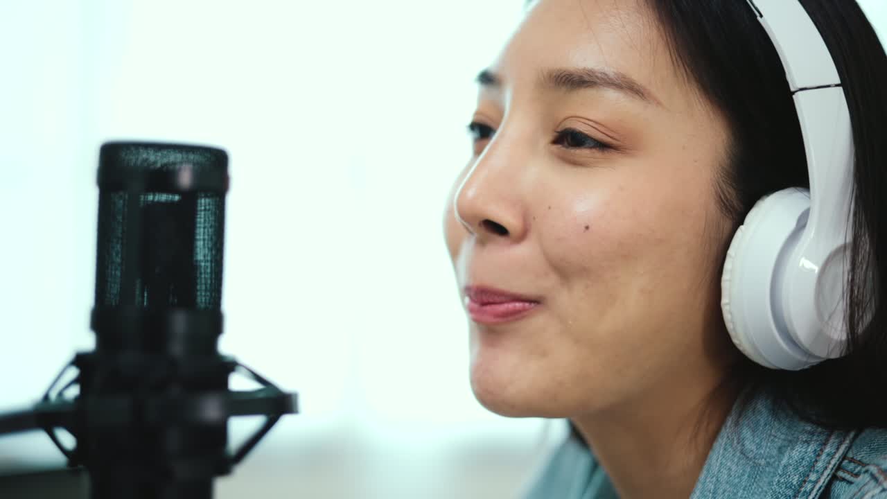 コンテンツクリエイター女性ホストヘッドフォンとコンデンサーのラップトップでポッドキャストをストリーミングゲストインタビューホームブロードキャストスタジオでゲストの会話女性ブロガーがラジオで声を録音 - ライブドアニュース