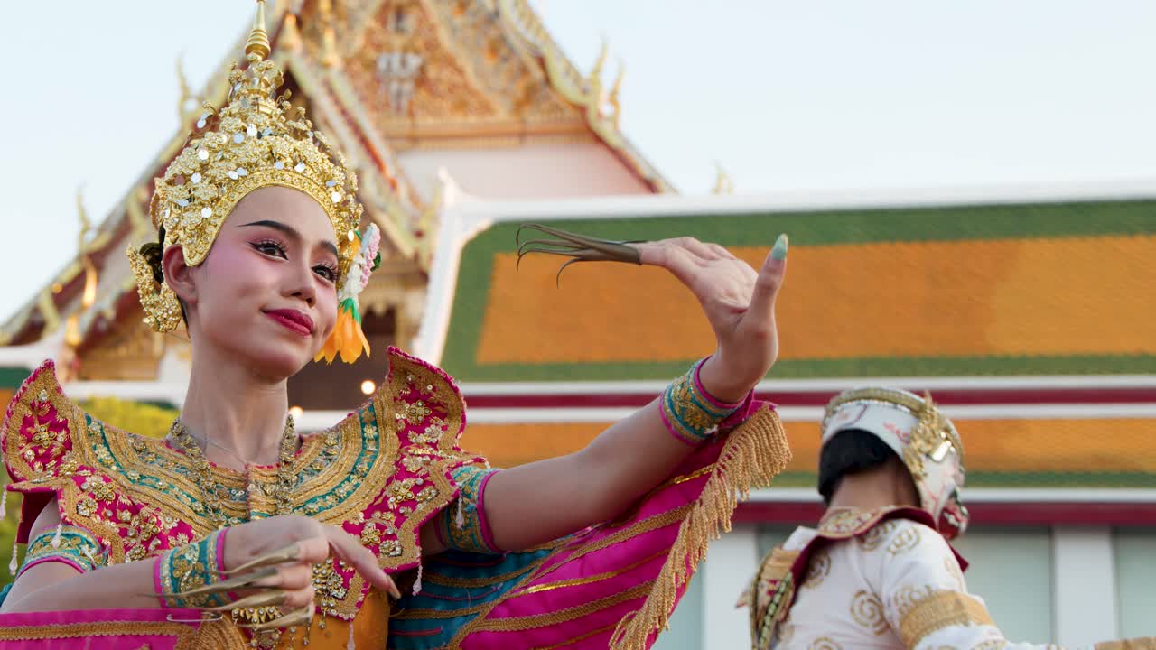 Một nữ vũ công biểu diễn các điệu múa Khon Manohra truyền thống của Thái Lan, mặc trang phục vàng lộng lẫy và đội mũ miện.