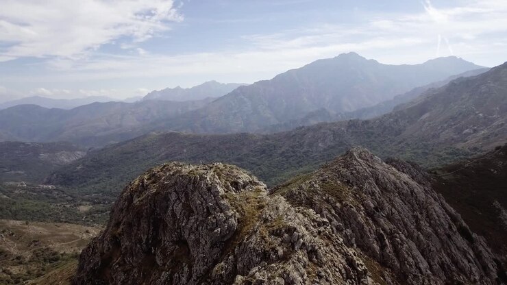 Vista aérea de un paisaje montañoso salvaje en Córcega