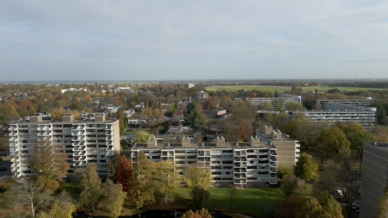 højt op over høje bygninger, afslører et smukt forstæder kvarter i en landlig by