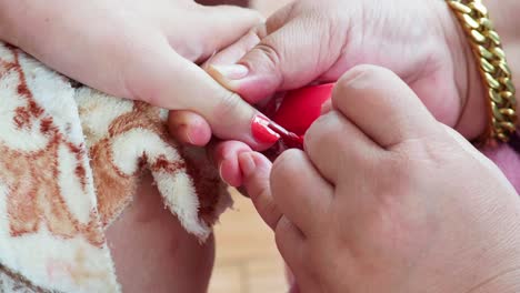 Maestro-Pedicurista-Haciendo-Cutícula-De-Corte-De-Manicura-Con-Pinzas-Para-Uñas-En-Los-Dedos-De-Los-Pies-Del-Cliente-En-Un-Salón-De-Belleza-2