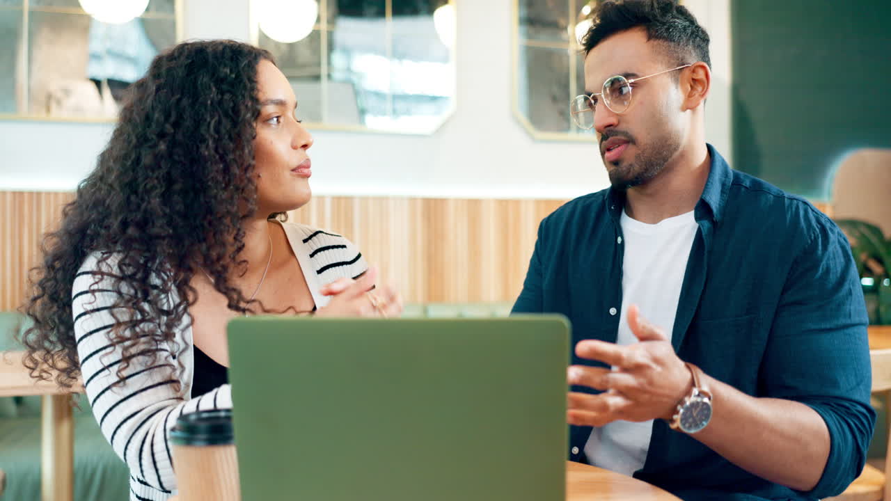 portátil, discusión en la cafetería