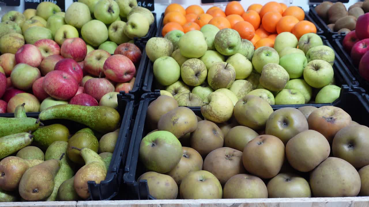 varios tipos de frutas para la venta en un mercado