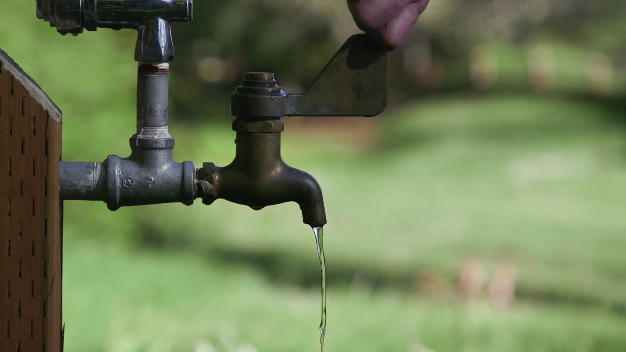 grifo de agua al aire libre en el parque