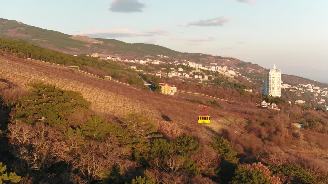 vista aérea del paisaje urbano de la montaña con un teleférico
