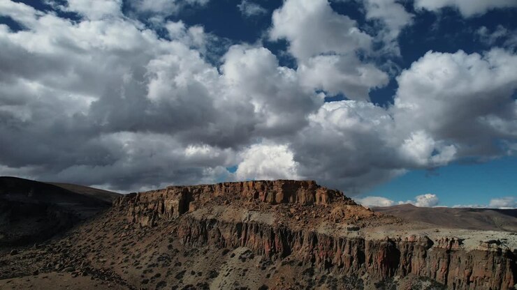 Riprese con drone di un cielo drammatico e nuvole che si muovono sulle scogliere della Patagonia