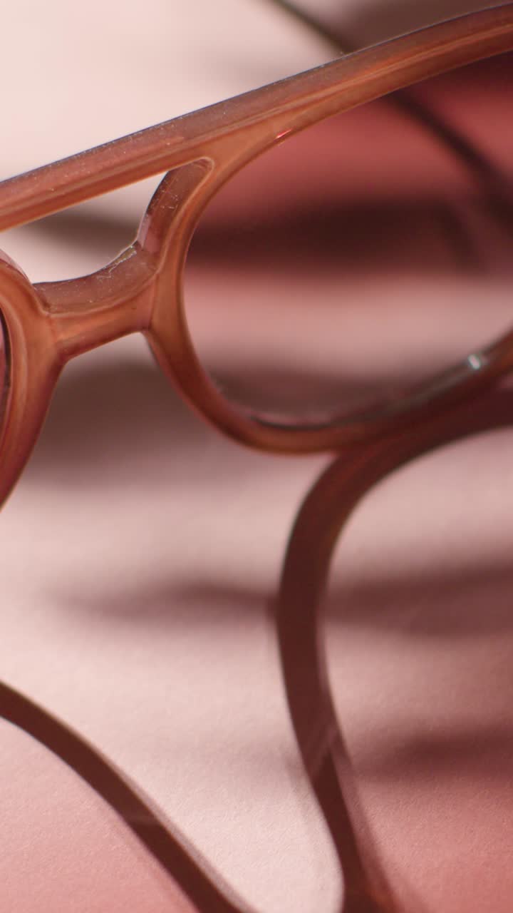 나무 그림자 그림자와 함께 분홍색 배경에 선글라스의 수직 여름 휴가 개념