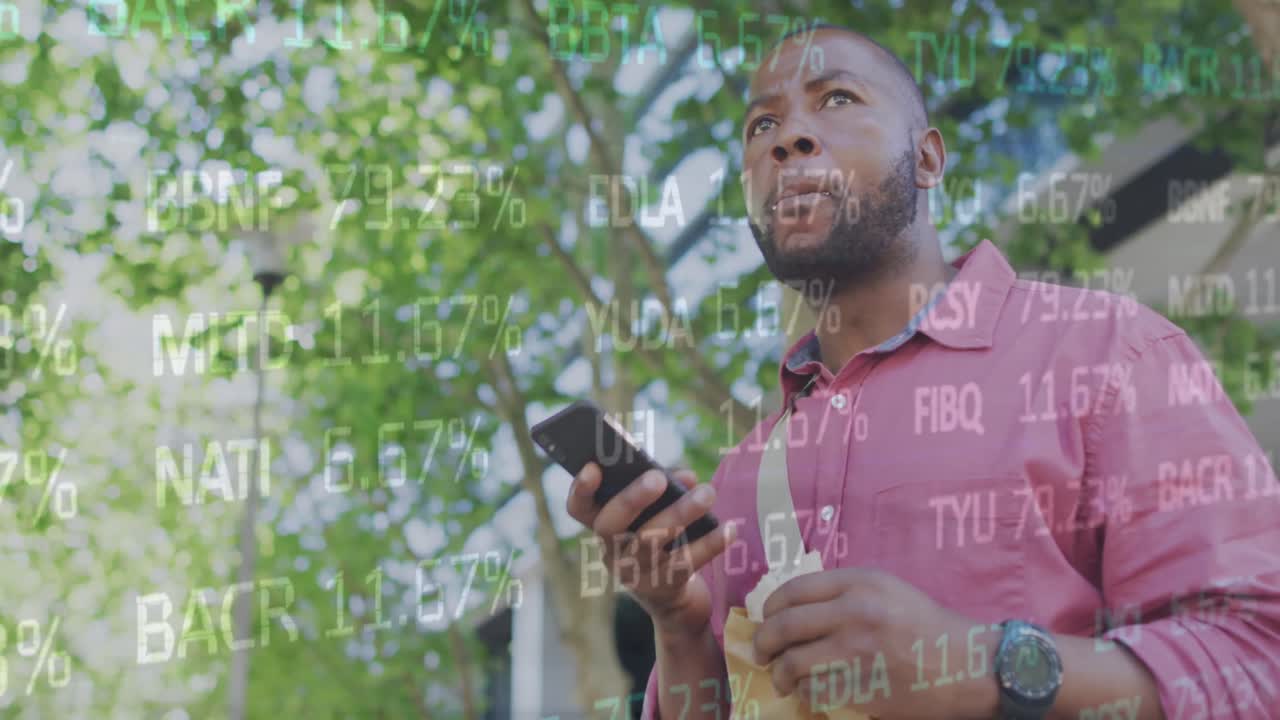 animazione di dati del mercato azionario che si muovono su un uomo afroamericano che tiene in mano un cellulare e mangia