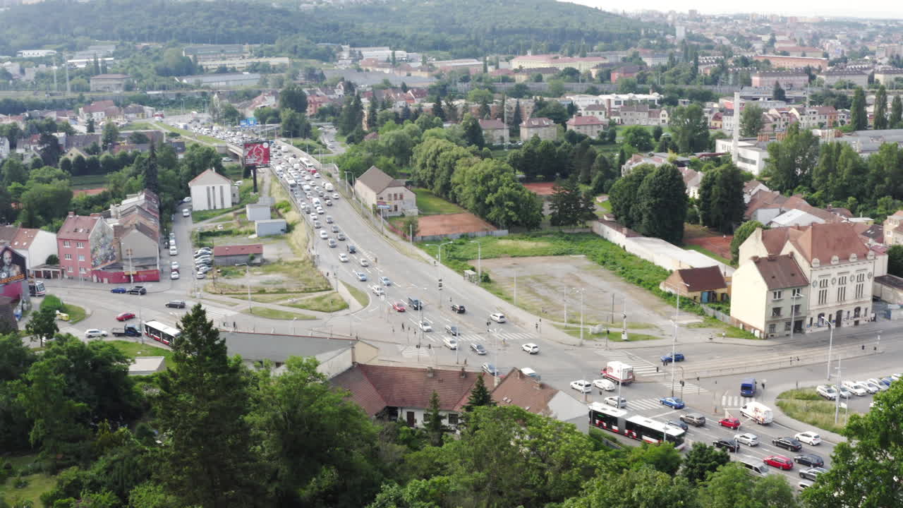 tráfico de automóviles en el cruce de calles y el área suburbana de la ciudad de brno, chequia