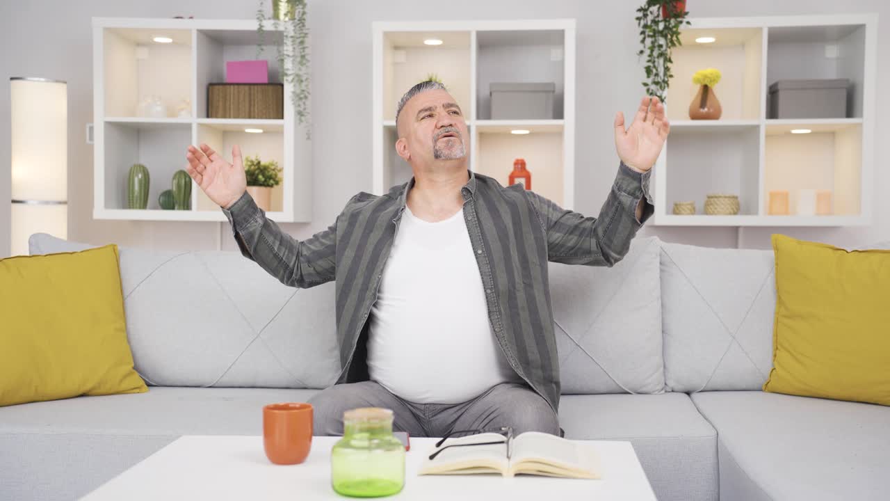 행복한 깊은 호흡의  ⁇ 은이.