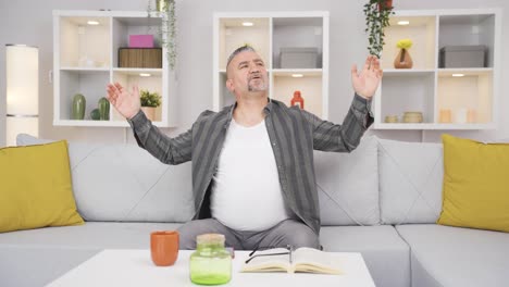 un viejo que respira profundamente feliz.