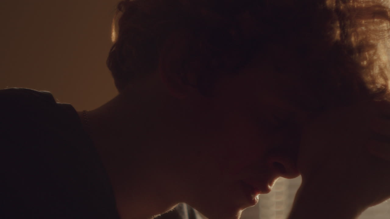 절망의 순간에 집에서 하나님께 기도하는 젊은이