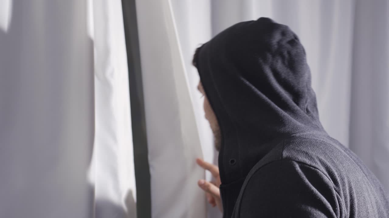 경찰에 의해 수색되고 있습니다.