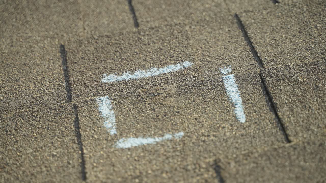 지붕 질에 표시된 우박 피해의 상세한 사진을 찍는 지붕 관리자. 보험 평가를 위해.