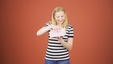 Glückliche-Und-Freudige-Frau,-Die-Das-Geschenkpaket-öffnet.