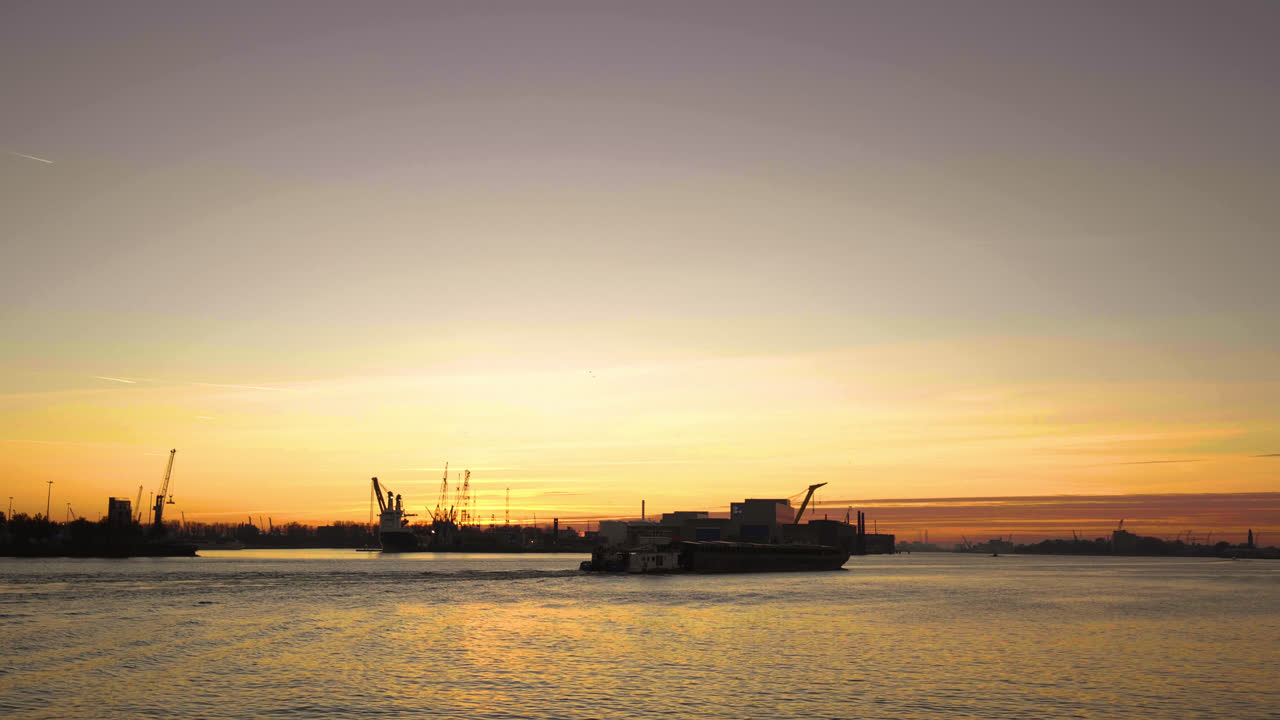 로테르담 항구의 황금빛 일몰, 지나가는 배