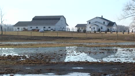 Ein-Bauernhaus-Scheunen-Und-Ein-Wintertau