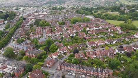 Vista-Por-Drones-De-Calles-Residenciales-Que-Capturan-La-Esencia-De-La-Vida-Suburbana-En-Exeter,-Devon,-Reino-Unido.