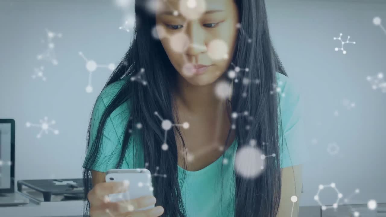 animación de moléculas y procesamiento de datos sobre mujer con teléfono inteligente.