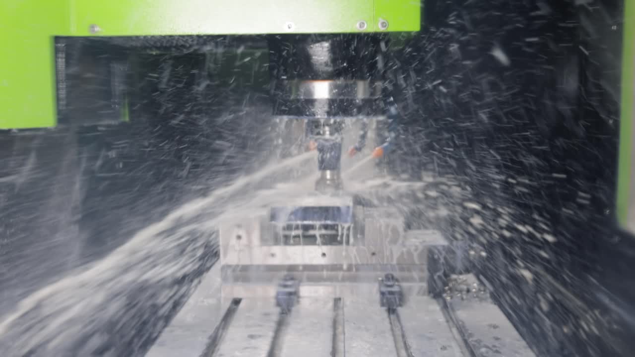 금속 가공 cnc 밀링 기계. 금속 절단 현대 가공 기술.