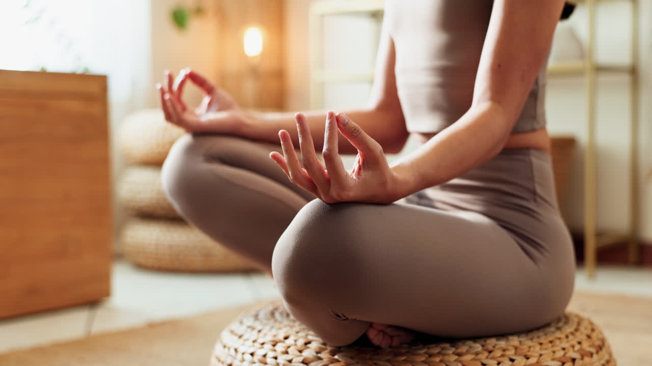 Donna che medita in una comoda posizione yoga.