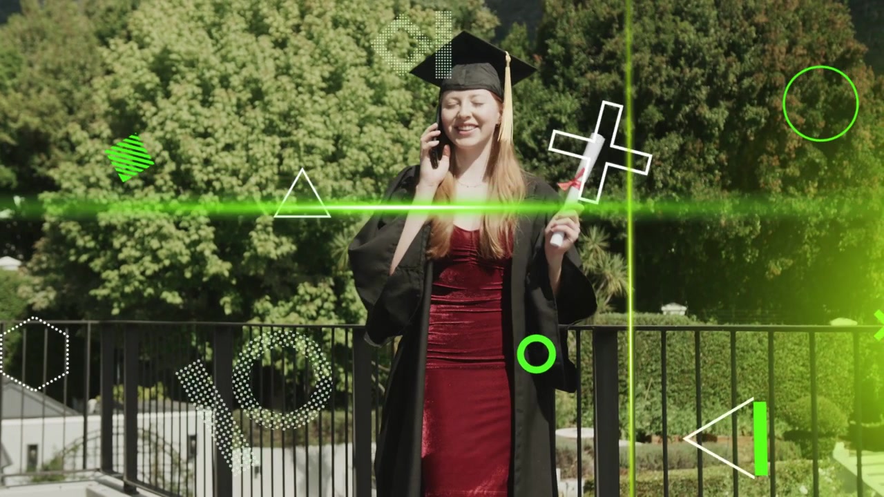 Donna laureata che riceve una chiamata e risponde al telefono con il diploma, festeggiando mentre un'interfaccia HUD la avvolge.
