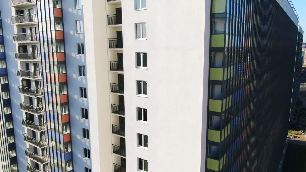 다층 아파트 건물 과 다채로운 정면