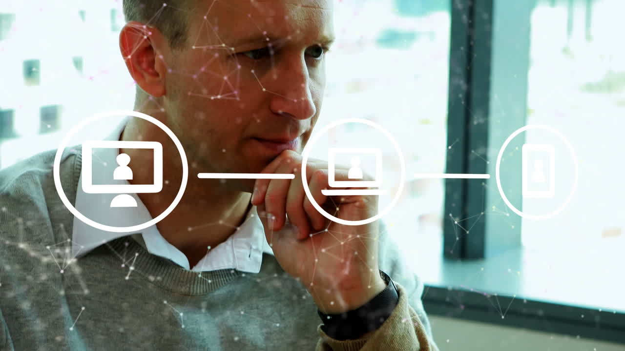 animación de iconos y procesamiento de datos sobre empresario caucásico en la oficina