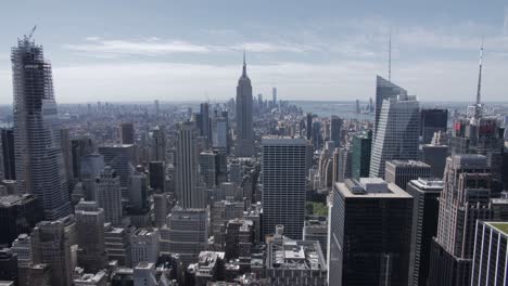 Tiro-Panorámico-De-Mano-De-Manhattan-Desde-El-Centro-Rockfeller-En-Un-Día-Nublado