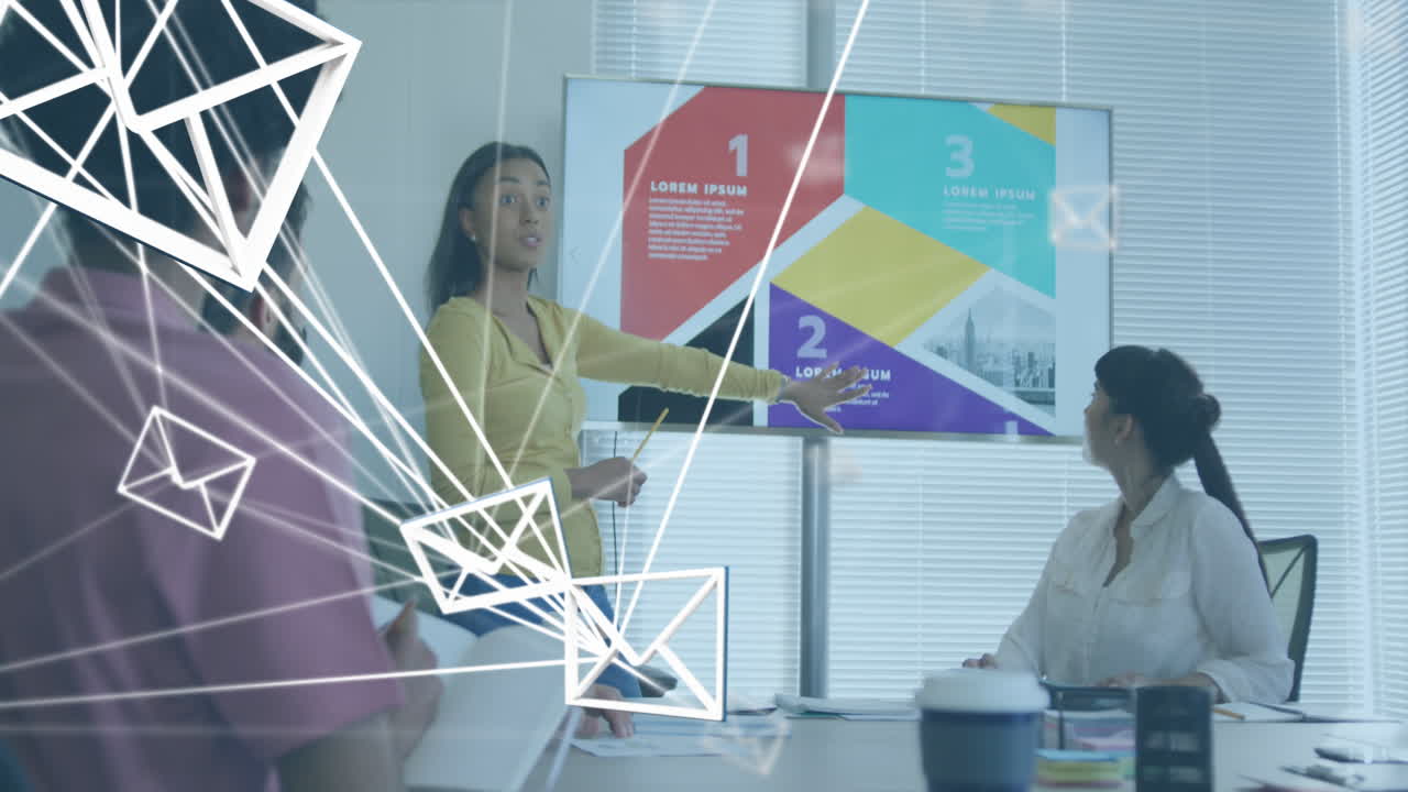 animación de una red de iconos de mensajes contra una mujer afroamericana que hace una presentación en la oficina