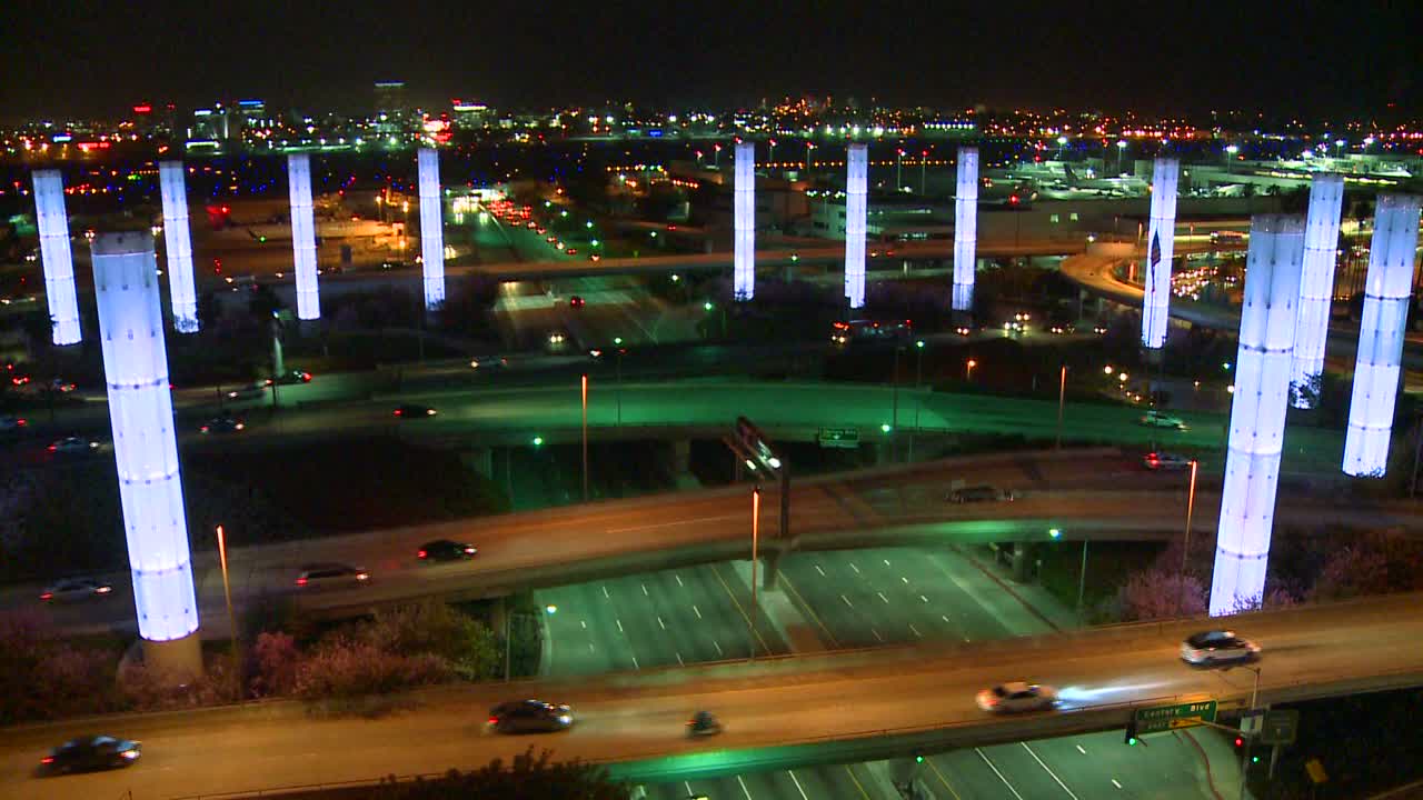 도착하는 교통량과 함께 황혼에 로스앤젤레스 국제공항의 개요를 가로질러 이동합니다.