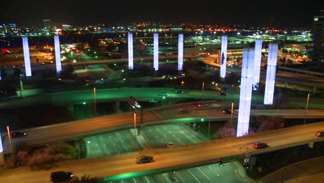 panorámica a través de una descripción general del aeropuerto internacional de los ángeles al anochecer con el tráfico que llega