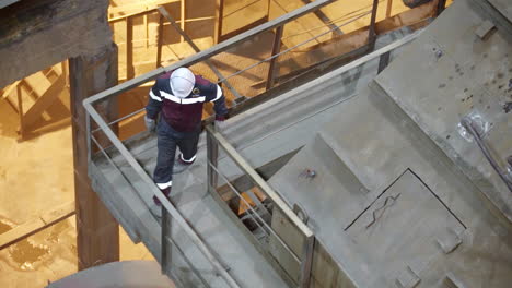 trabajador de mantenimiento industrial en plataforma elevada