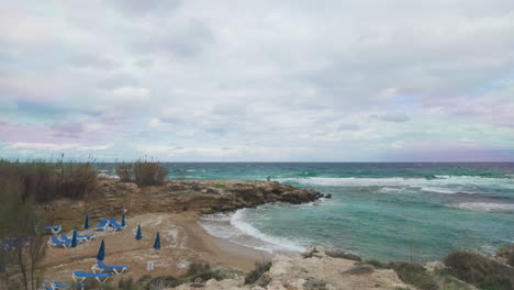 Vista-Panorámica-De-Una-Costa-Rocosa-En-Chipre-Bajo-Un-Cielo-Nublado