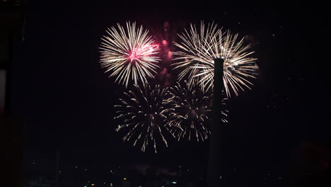 Wunderschönes-Feuerwerk,-Das-Am-Nachthimmel-über-Der-Stadt-Explodiert