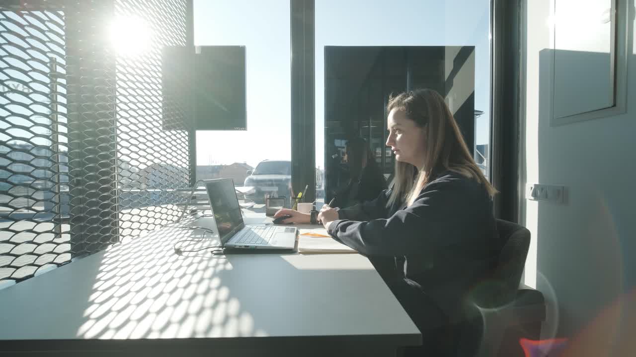 사무실에서 책상에서 일하는 자동차 서비스 관리자