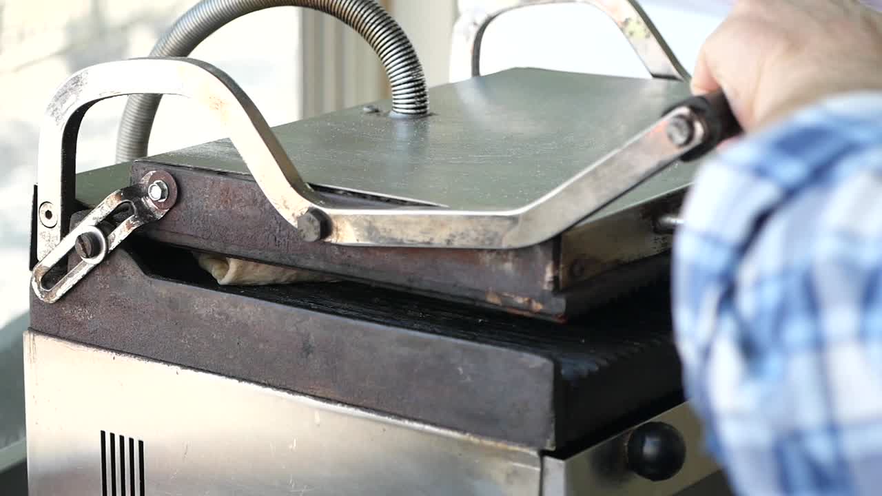 Schawarma auf einem Grill zubereiten