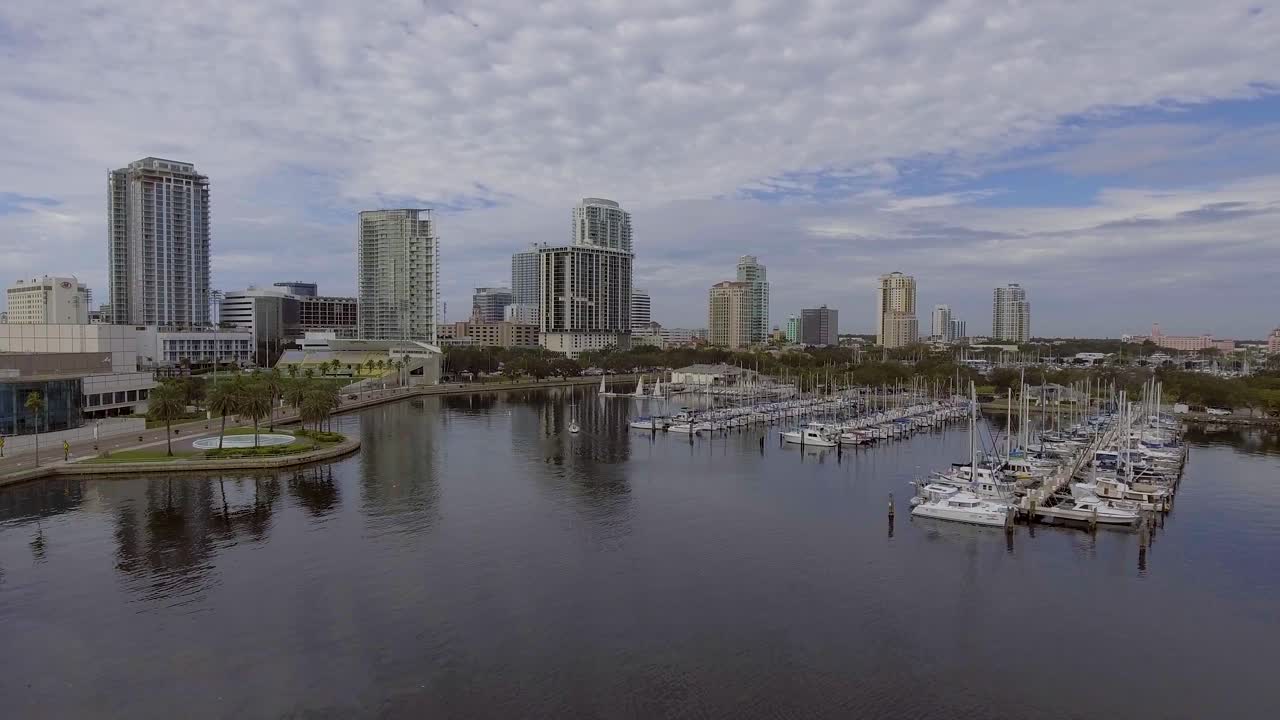 선착장에 있는 범선의 4k 공중 드론 비디오와 세인트 다운타운의 아름다운 스카이라인