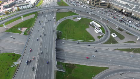 Una-Vista-Aérea-De-Un-Gran-Cruce-De-Carreteras-Cerca-Del-Estacionamiento-Abierto