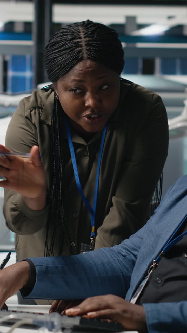 Vertikal video: Afroamerikansk team af specialister gennemgår solcelleproduktionssystemer