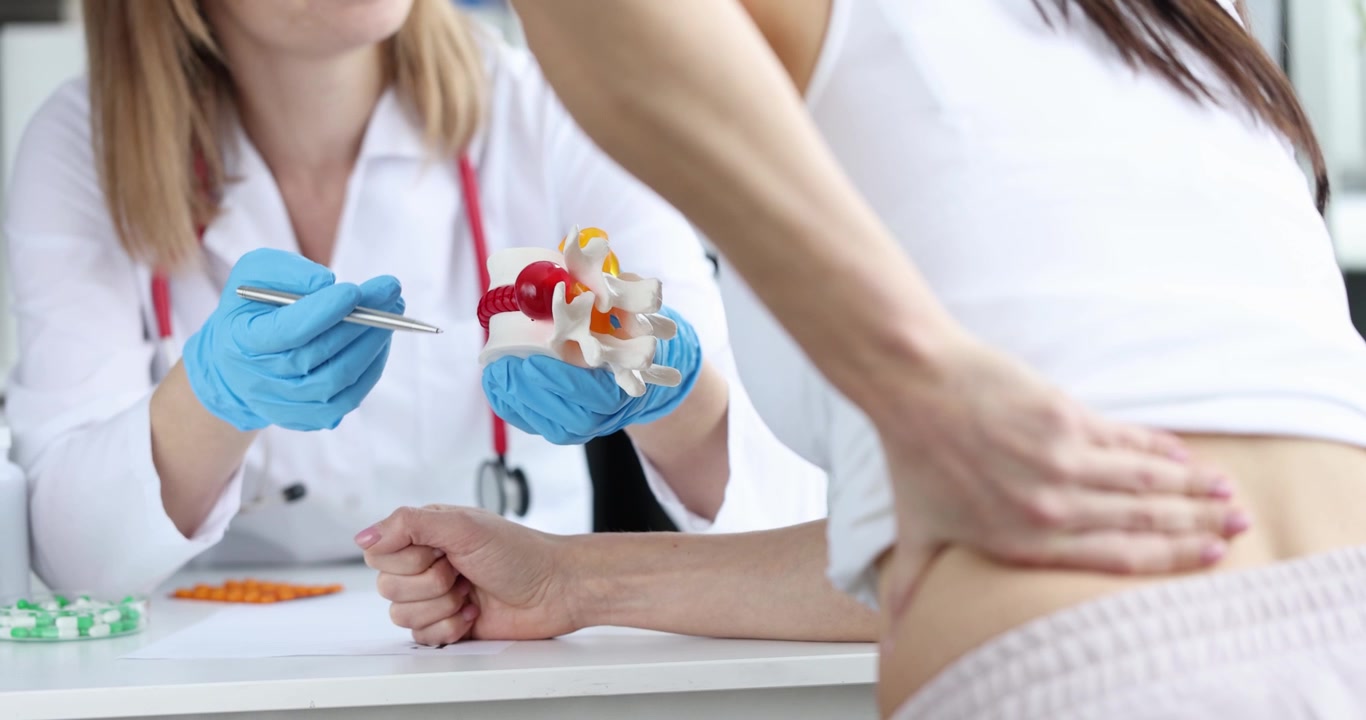 Un médico proporciona asesoramiento y orientación expertos a un paciente sobre las opciones de tratamiento para el dolor de espalda.