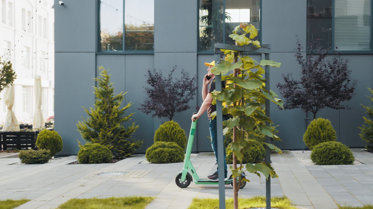 전기 스쿠터를 타고 배달하는 사람