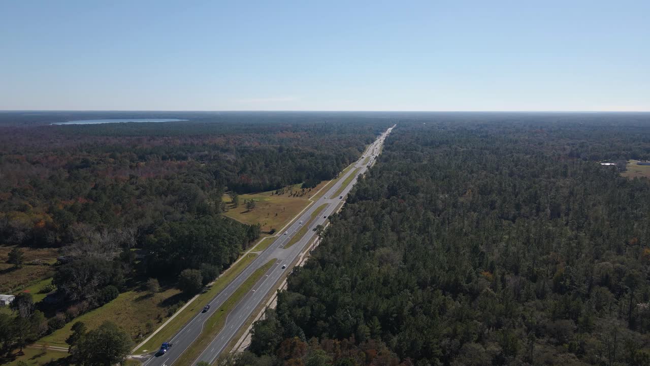 vista aérea de drones con vistas al tráfico en ti