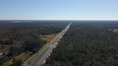 Vista-Aérea-De-Drones-Con-Vistas-Al-Tráfico-En-Ti