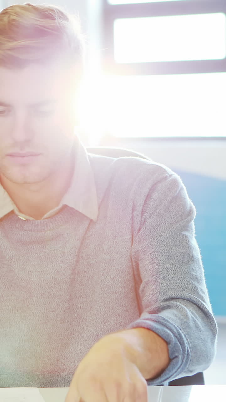 디지털 태블릿을 사용 하고 문서를 보는 사람